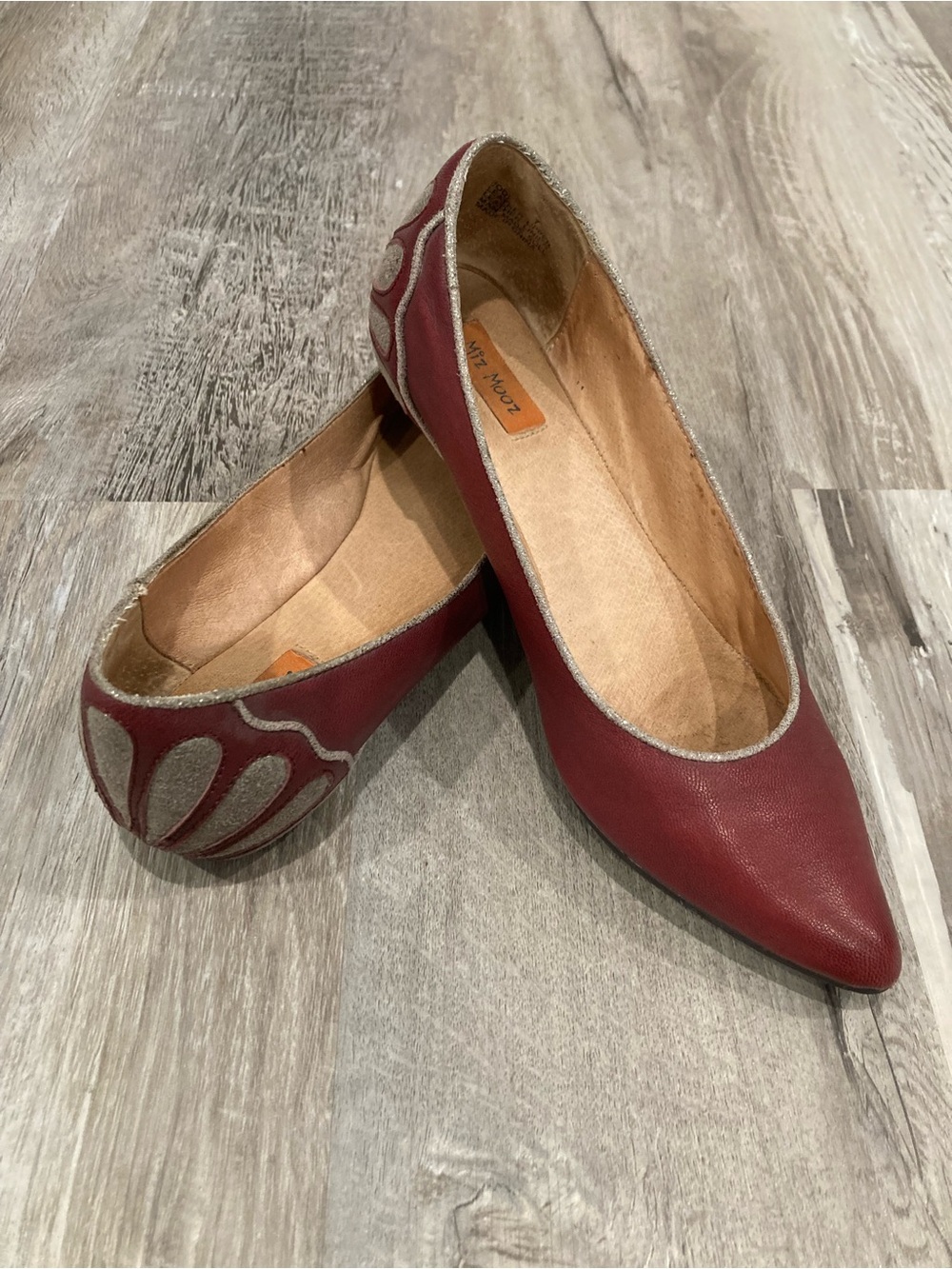 Miz Mooz 7/6.5 (READ!) Jodi Flats with Silver Accents